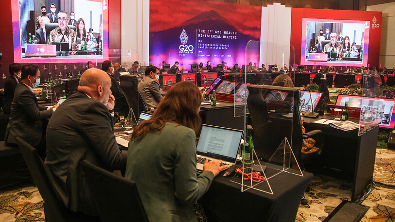 Tedros Adhanom Ghebreyesus (Monitor), Generaldirektor der Weltgesundheitsorganisation (WHO), spricht am 20. Juni 2022 auf dem ersten G20-Gesundheitsministertreffen und dem ersten gemeinsamen G20-Finanzministertreffen in Yogyakarta, Indonesien. Die G20…