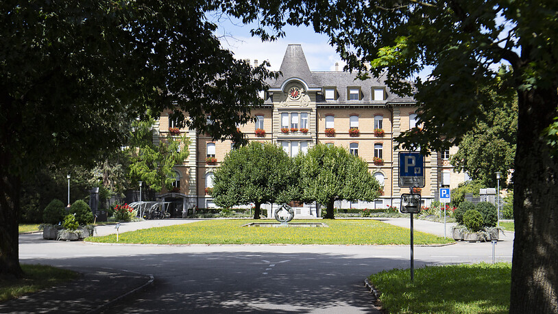 Sicht auf das Hauptgebäude des Psychiatriezentrums in Münsingen BE. Das Zentrum gilt als eines der grössten der Schweiz und besteht seit 125 Jahren. (Archivbild)