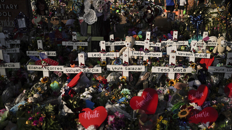 dpatopbilder - Kreuze mit den Namen der Opfer sowie Blumen, Luftballons und Plüschtiere bilden eine Gedenkstätte zu Ehren der Opfer nach einem Schulmassaker an einer Grundschule in Uvalde. Foto: Jae C. Hong/AP/dpa