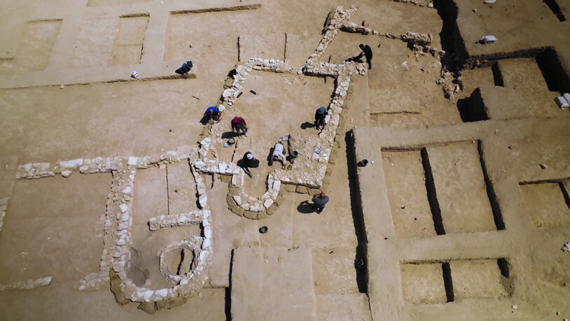 HANDOUT - Blick auf die Ausgrabungen einer mindestens 1200 Jahre alten Mosche in der Negev-Wüste, die in der Beduinenstadt Rahat erbaut wurde. Foto: Emil Aladjem/Israelische Altertumsbehörde/dpa - ACHTUNG: Nur zur redaktionellen Verwendung im…