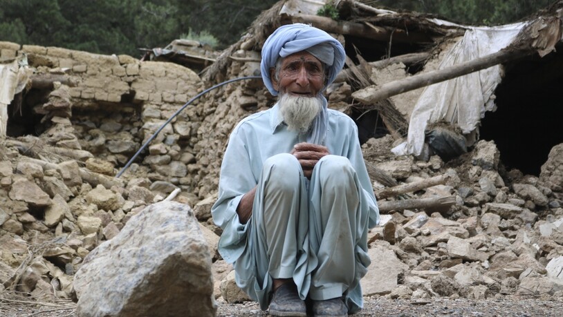 dpatopbilder - Ein Mann sitzt vor den Trümmern seines Hauses in Khost, das bei dem schweren Erdbeben zerstört wurde. Foto: Uncredited/AP/dpa