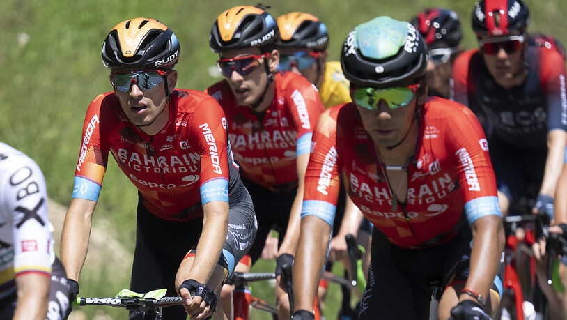 Gino Mäder (links) wird nicht wie ursprünglich geplant als Leader des Teams Bahrain zur Tour de France starten