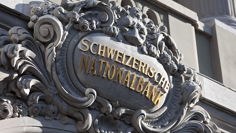 Logo der Schweizerischen Nationalbank (SNB) über dem Haupteingang in Bern. (Archivbild)