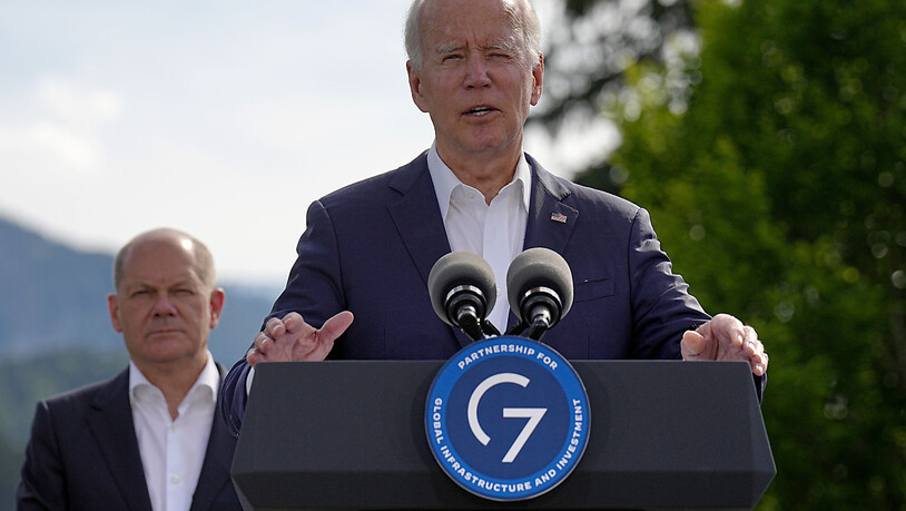 Joe Biden (r), Präsident der USA, und die anderen G7-Staaten wollen wegen des russischen Angriffskriegs gegen die Ukraine weitere Strafmaßnahmen gegen Moskau verhängen. Foto: Michael Kappeler/dpa