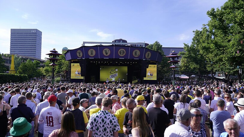 Tausende von Zuschauern wohnten am Mittwochabend im Kopenhagener Vergnügungspark Tivoli der Teampräsentation der 109. Tour de France bei