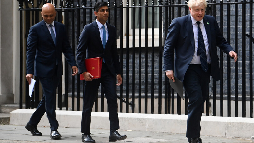 ARCHIV - Sajid Javid (l) und Rishi Sunak sind als Minister zurückgetreten. Premier Boris Johnson (r) steckt in Schwierigkeiten. Foto: Toby Melville/PA Wire/dpa