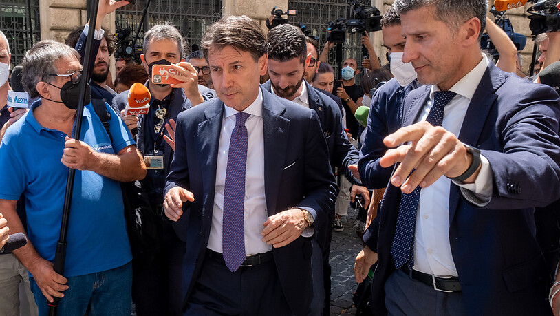 Giuseppe Conte (M), Vorsitzender der Movimento 5 Stelle, trifft am Palazzo Chigi, Amtssitz des italienischen Ministerpräsidenten, ein. Foto: Mauro Scrobogna/LaPresse via ZUMA Press/dpa