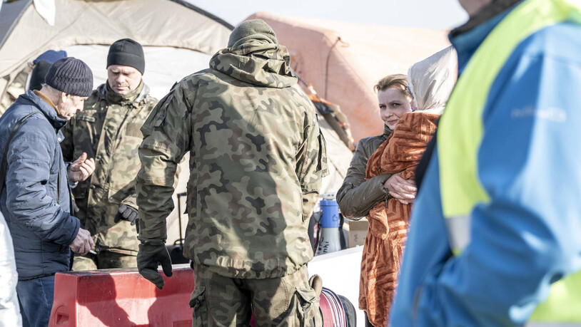 Flüchtlinge werden an der polnischen Grenze in Empfang genommen. 
