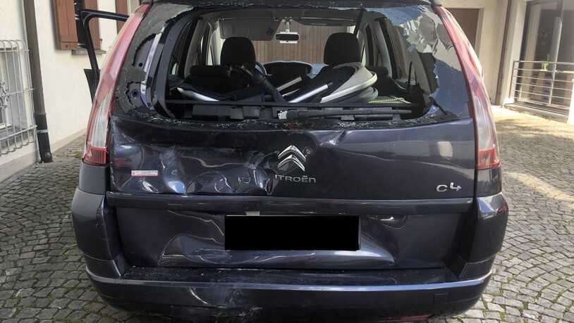 Sachschaden: Das am Unfall beteiligte Auto kam nicht glimpflich davon.