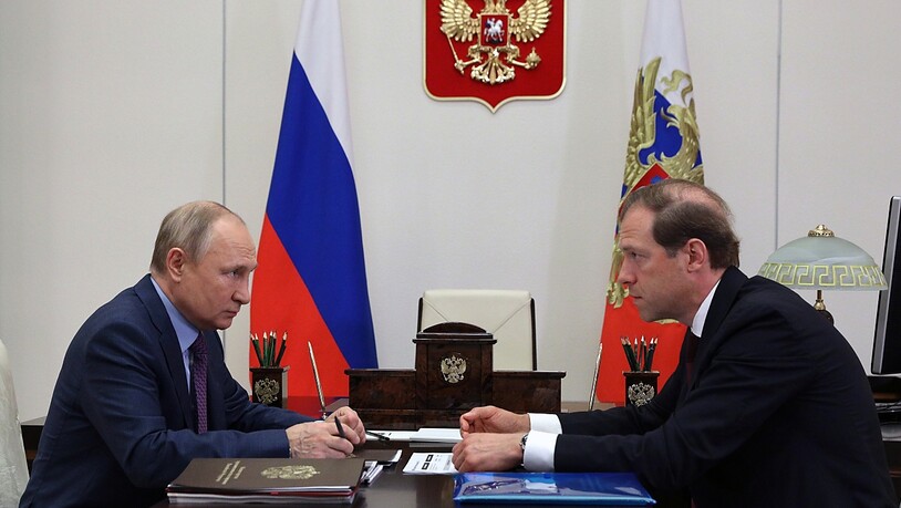 ARCHIV - Russlands Präsident Wladimir Putin (l), zusammen mit Denis Manturow. (Archivbild) Foto: Sergei Ilyin/Pool Sputnik Kremlin/AP/dpa