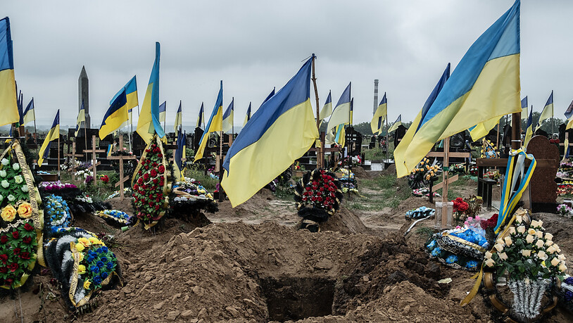 Ein frisch ausgehobenes Grab für die Beerdigung eines ukrainischen Soldaten auf dem Charkiwer Friedhof Nr. 18. Foto: Sadak Souici/Le Pictorium Agency via ZUMA/dpa