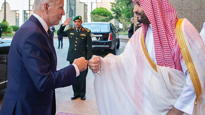 HANDOUT - Dieses Geste sorgte für Furore: US-Präsident Joe Biden (l) begrüßt den umstrittenen Kronprinzen von Saudi-Arabien, Mohammed bin Salman, mit  fast schon freundschaftlicher «Fist Bump».. Foto: Uncredited/Saudi Press Agency/AP/dpa - ACHTUNG: Nur…