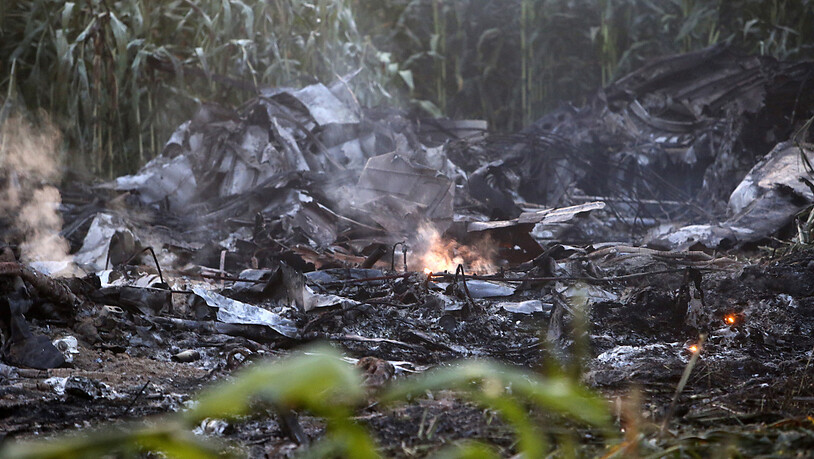 Eine Flamme ist inmitten der Trümmer eines Antonow-Frachtflugzeugs in Nordgriechenland zu sehen, das in der Nähe der Stadt Kavala abgestürzt ist. Fenster zu, Klimaanlage aus, Häuser nicht verlassen - nach dem Absturz des Frachtflugzeugs haben sich an der…