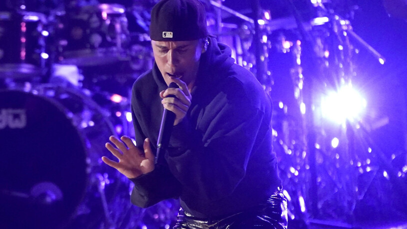 ARCHIV - Justin Bieber performt «Peaches» bei den 64. Grammy Awards. Der kanadische Popstar will seine «Justice World Tour» am 31. Juli bei einem Festival im italienischen Lucca fortsetzen. Mitte Juni hatte Bieber die im Juni und Juli geplanten US…