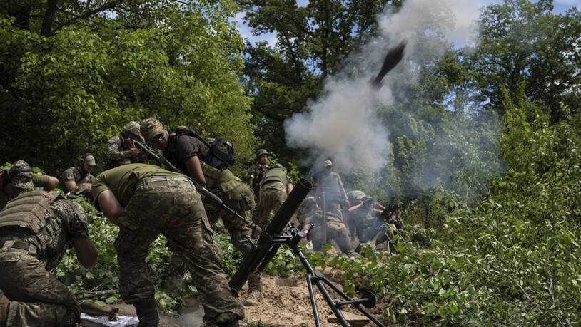 Ukrainische Soldaten schießen während einer Übung in Charkiw mit einem 82-mm-Granatwerfer. Foto: Evgeniy Maloletka/AP/dpa