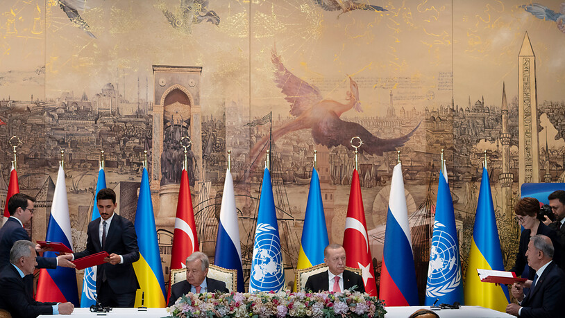 dpatopbilder - Antonio Guterres (Mitte l), UN-Generalsekretär, und Recep Tayyip Erdogan (Mitte r), Präsident der Türkei, leiten eine Unterzeichnungszeremonie im Dolmabahce-Palast, während sich zwei Vertreter der Delegationen der Ukraine und Russlands die…