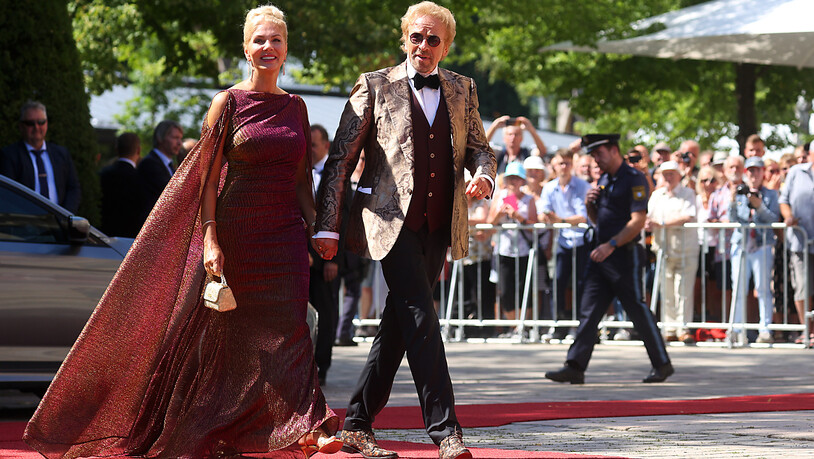 Thomas Gottschalk und Karina Mroß kommen zu der Eröffnung der Bayreuther Richard-Wagner-Festspiele im Festspielhaus auf dem Grünen Hügel. Die Festspiele beginnen in diesem Jahr mit einer Neuinszenierung von «Tristan und Isolde». Foto: Karl-Josef…