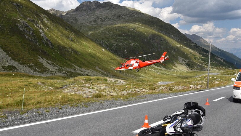 Nach erster Hilfe: Eine Rega-Crew flog den Verletzten ins Kantonsspital nach Chur.
