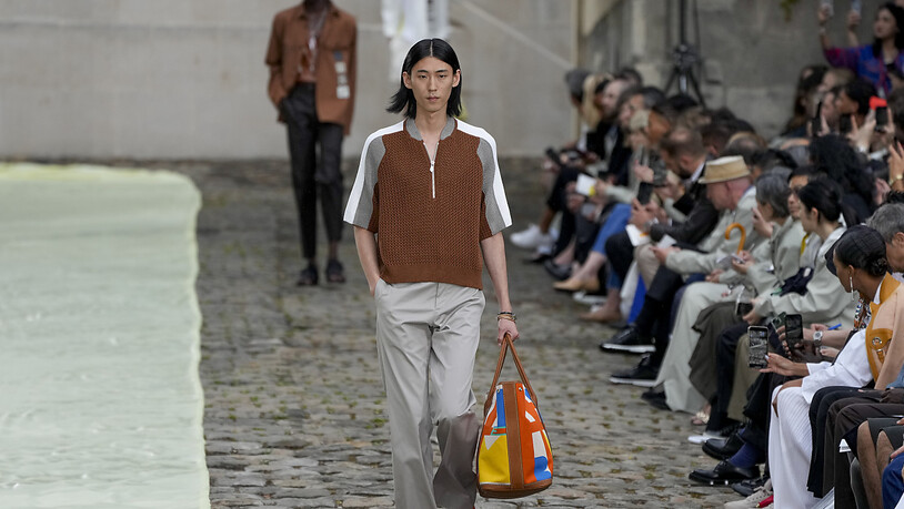 Ein Model trägt die Hermès-Frühlingskollektion für 2023.