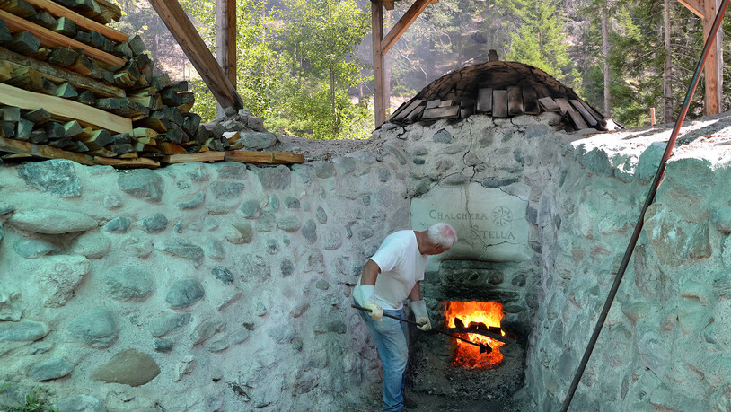 In Sur En im Unterengadin werden aktuell mehrere Tonnen Dolomitgestein zu Kalk gebrannt. Eine Tradition wird reaktiviert.