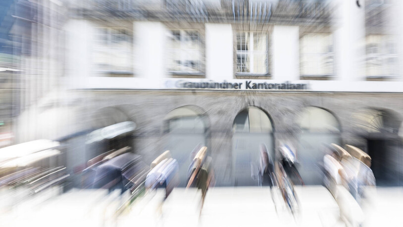 Gut gearbeitet: Die Graubündner Kantonalbank (hier im Bild der Hauptsitz in Chur) schreibt im ersten Halbjahr über 100 Millionen Konzerngewinn. 