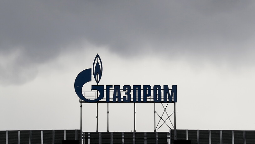 Logo auf einem Gebäude des russischen Energieriesen Gazprom in St. Petersburg. (Archivbild)
