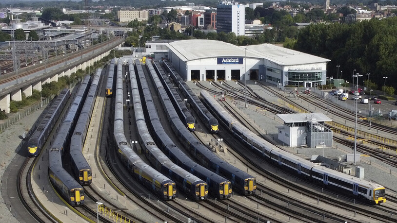 Parkierte Züge in der Nähe der britischen Bahnstation Ashford im Südosten Englands.