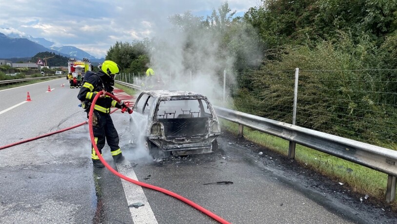 Das Auto brannte auf der Südspur der Autobahn A13 bei Domat-Ems vollständig aus.