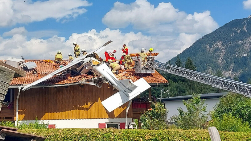 In Höfen im Tirol im Westen Österreichs stürzte am Sonntag ein Flugzeug auf ein Hausdach. Die beiden Flugzeuginsassen wurden schwer verletzt.