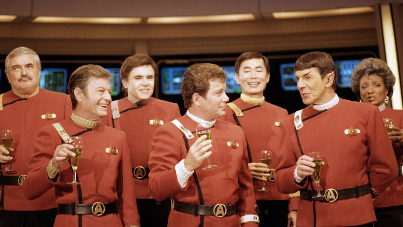 Nichelle Nichols alias Kommunikationsoffizier Lieutenant Ntoya Uhura (hinten rechts) mit der "Star Trek"-Crew. (Archivbild)