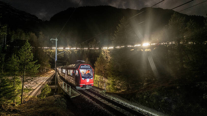 Lichterkette im Albulatal: Die Testwaggons auf der RhB-Strecke zwischen Preda und Bergün bei der Generalprobe.