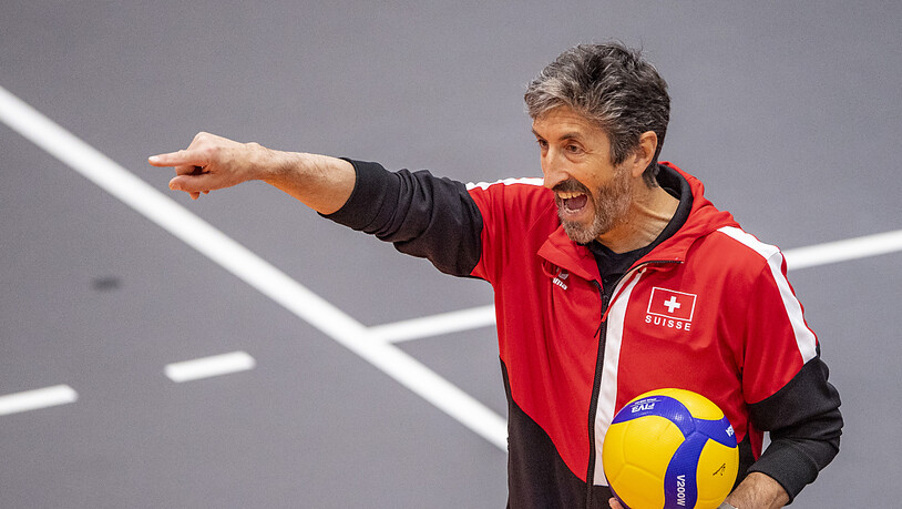 Trainer Mario Motta weist den Weg: Die Schweizer Volleyballer wollen zum ersten Mal an einer EM-Endrunde teilnehmen