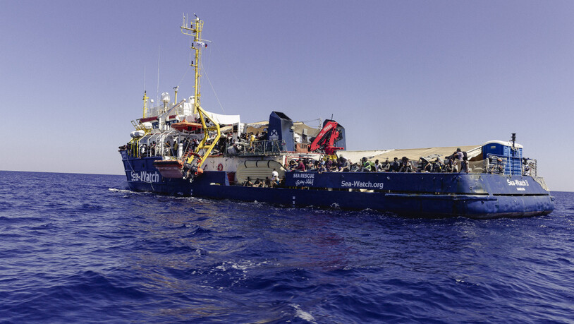 HANDOUT - Die Sea-Watch 3 von der deutschen Hilfsorganisation Sea-Watch fährt mit 444 Menschen an Bord über das Mittelmeer. Rettungsboote haben im Mittelmeer über 1100 Menschen gerettet die in klapprigen Schleuserbooten versuchten nach Europa zu gelangen…