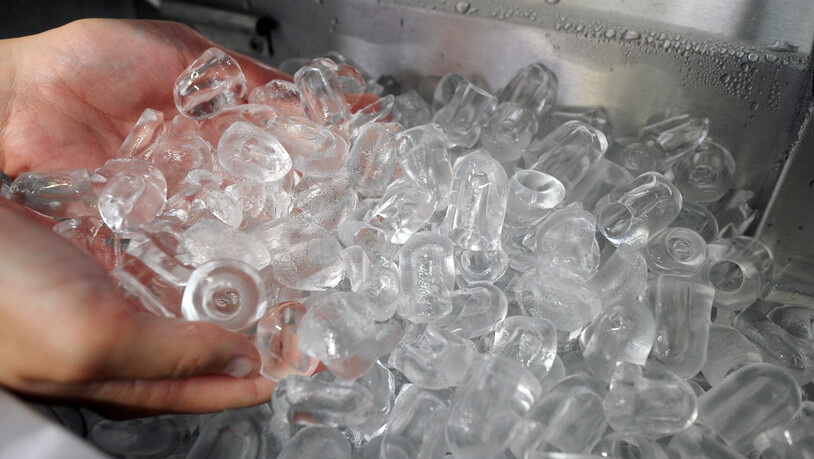 ARCHIV - Eiswürfel liegen  während der Produktion in einer Eismaschine. Foto: Ronald Wittek/dpa