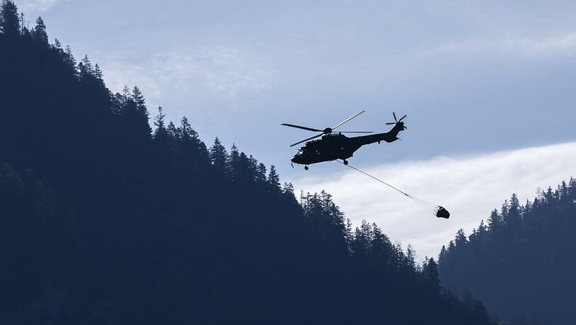 Die Piloten der Schweizer Armee verbringen pro Tag im Durchschnitt acht Stunden in ihren Helikoptern.