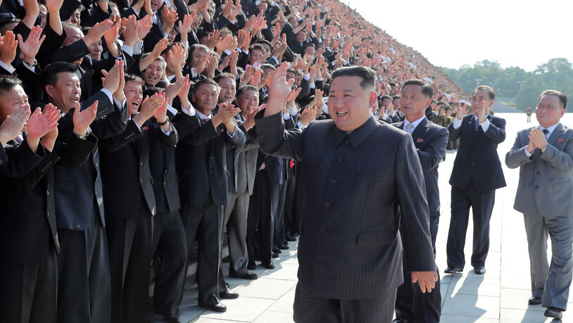 HANDOUT - Diese von der staatlichen nordkoreanischen Nachrichtenagentur KCNA zur Verfügung gestellte undatierte Aufnahme zeigt den nordkoreanischen Machthaber Kim Jong Un wie er Gesundheitsbeamte und Wissenschaftler während eines Fototermins grüßt. Foto:…