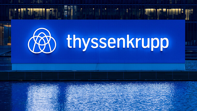 Ein Schild mit dem Schriftzug und dem Logo des Stahlkonzerns Thyssenkrupp (Archivbild).