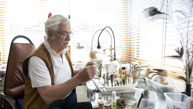 Im Atelier: Corsin Feuerstein aus Scuol ist für seine kunstvollen Fliegen im ganzen Engadin bekannt. Er ist und bleibt passionierter Fliegenfischer, denn auch mit 83 Jahren trifft man ihn mit seiner Fliegenfischerrute an.