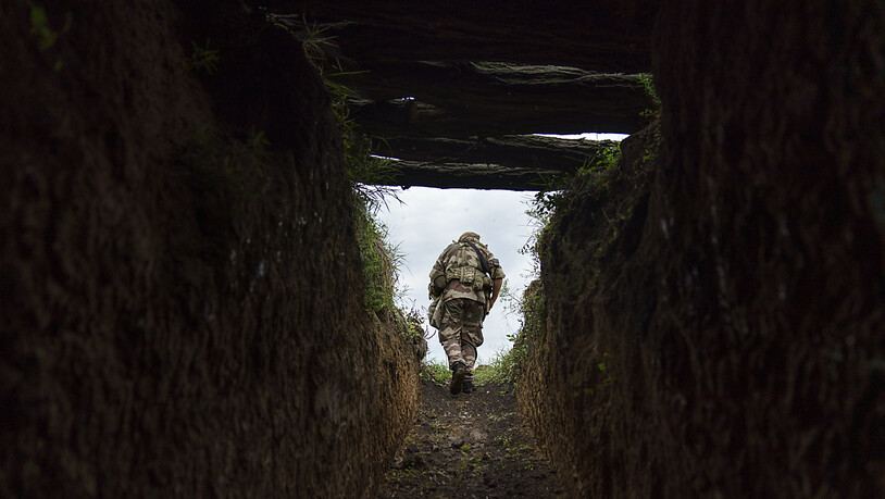 Oberstabsfeldwebel Artur Shevtsov vom Regiment Dnipro-1 verlässt einen Bunker in der Stellung der Einheit in der Nähe von Slowjansk in der Region Donezk in der Ostukraine. Foto: David Goldman/AP/dpa
