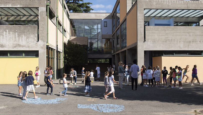 Die Schulhäuser in der Schweiz füllen sich wieder. Die langen Sommerferien sind vorbei. (Themenbild)