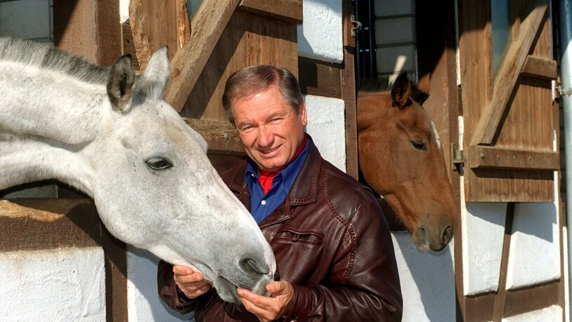 ARCHIV - Der amerikanische Schriftsteller und Pferdetrainer Monty Roberts streichelt am 27.9.1997 ein Pferd im St. Georgshof in Frankfurt/Main. Foto: Fabian Matzerath/dpa