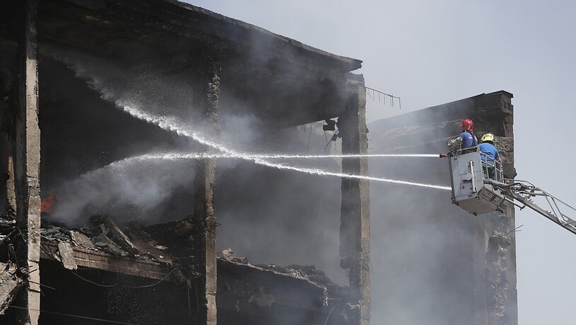 Armenische Rettungskräfte arbeiten an der Unfallstelle des abgebrannten Surmalu-Marktes. Foto: Vahram Baghdasaryan/Photolure/AP/dpa