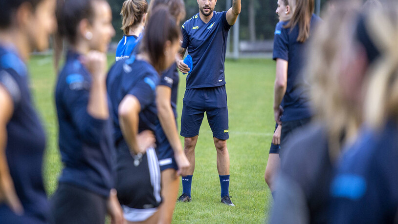 Dirigent: Mario Garcia gibt im Training des FC Thusis-Cazis Frauen Anweisungen. Das Frauenteam schaffte in der vergangenen Saison überraschend den Aufstieg in die 1. Liga. Das Ziel von Trainer und Team lautet nun Ligaerhalt. 