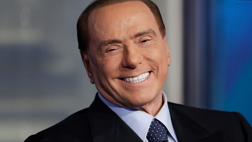 ARCHIV - Der italienische Ex-Ministerpräsident Silvio Berlusconi nimmt an der Fernsehensendung «Porta a Porta» (Tür zu Tür) des italienischen Staatsfernsehens RAI teil. Foto: Andrew Medichini/AP/dpa