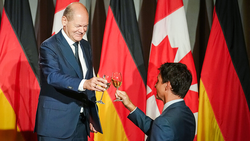 Bundeskanzler Olaf Scholz (SPD) und Justin Trudeau (r), Premierminister von Kanada, freuen sich auf den Beginn einer intensiven wirtschaftlichen Zusammenarbeit. Foto: Kay Nietfeld/dpa