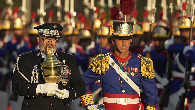 Ein portugiesischer Militäroffizier trägt einen Reliquienschrein mit dem Herzen des ehemaligen brasilianischen Kaisers Dom Pedro I. während einer militärischen Zeremonie zum Empfang des brasilianischen Präsidenten Bolsonaro im Präsidentenpalast Planalto…
