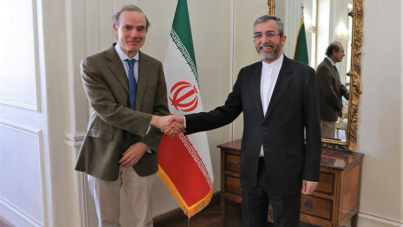 ARCHIV - Auf diesem vom iranischen Außenministerium veröffentlichten Foto schüttelt Enrique Mora, Koordinator der Europäischen Union für die Gespräche zur Wiederbelebung des iranischen Atomabkommens mit den Weltmächten, im März die Hand von Ali Bagheri…