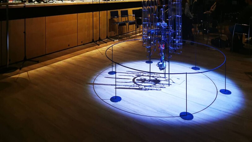 Die thermo-akustische Klangskulptur «Thermofona» verzauberte den Raum mit ihrem Klang. Im Hintergrund die Aufführung des Ensemble «Proton».