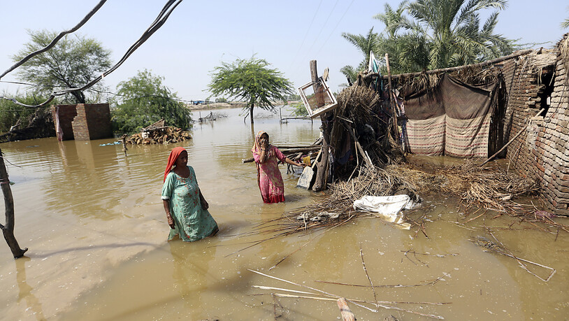 Frauen waten durch ein überschwemmtes Gebiet nach heftigen Regenfällen. Die Katastrophenschutzbehörde hat in ihrem jüngsten Bericht die Zahl der Opfer mitgeteilt, die bei den verheerenden Überschwemmungen ums Leben kamen. Mehr als eine Millionen Häuser…