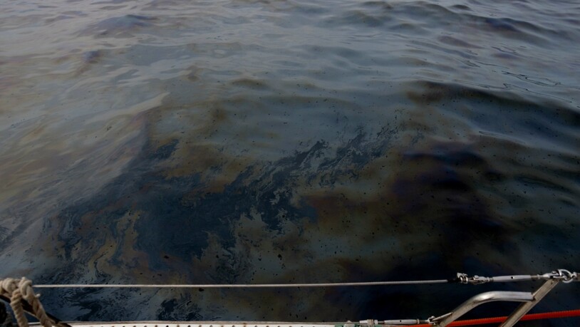 Ein Ölteppich ist auf dem Meer in der Nähe des in Tuvalu registrierten Frachters OS 35 zu sehen, der am Montag (29.08.2022) in der Bucht von Gibraltar mit einem Flüssiggastanker kollidierte. Foto: Nono Rico/EUROPA PRESS/dpa